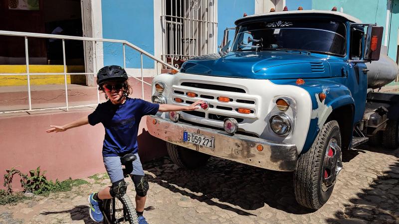 Film Still: El Monociclo en Cuba